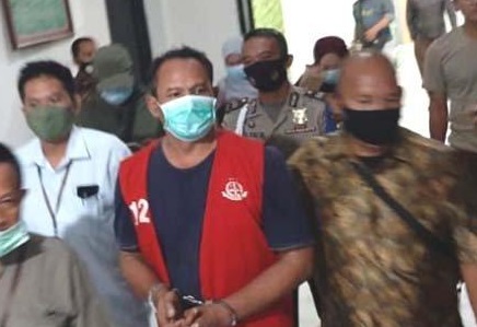 Bambang Sugeng, mantan Kades Kemantren, kecamatan Tulangan, dibawa ke rutan Kejaksaan Tinggi Jawa Timur. ( foto: khol/dy) 