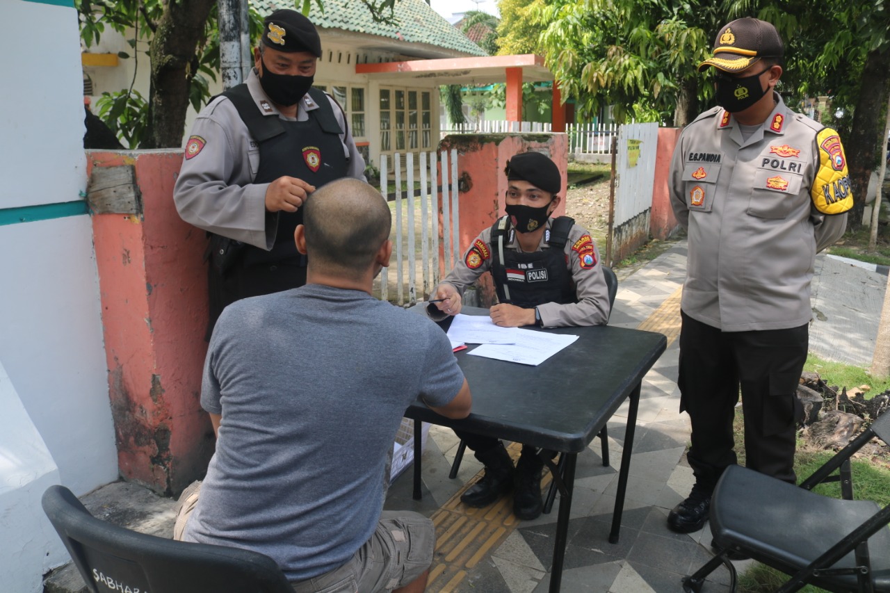 Tim Gugus Tugas Penanganan Covid-19 Bojonegoro dari unsur TNI, Polri dan Satpol-pp gelar operasi yustisi di jalan protokol. (foto: San) 