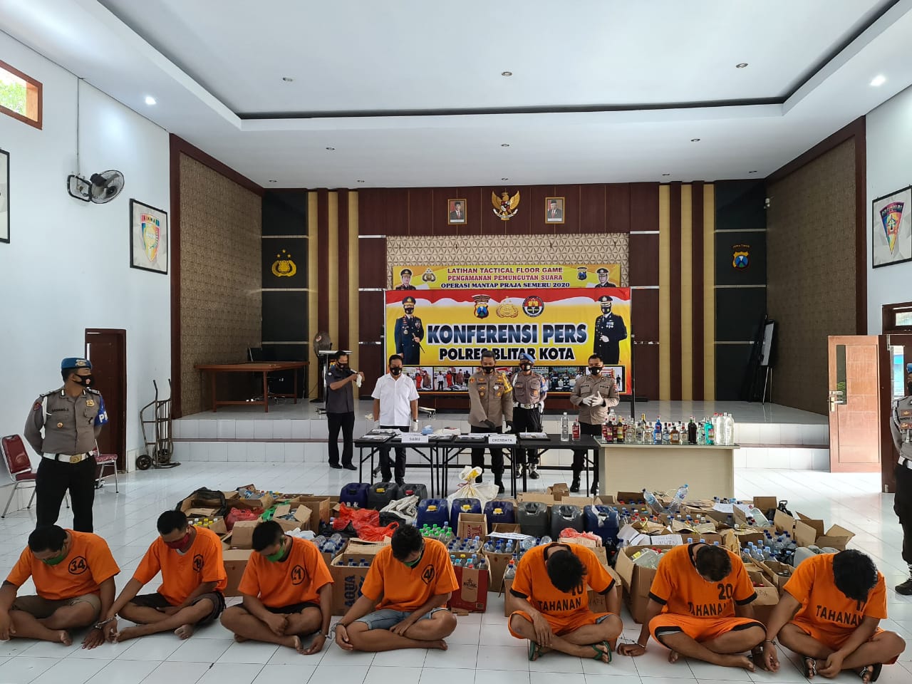 Tersangka dan barang bukti narkoba, minuman keras yang berhasil diamankan oleh Polres Blitar Kota. (foto: jem) 