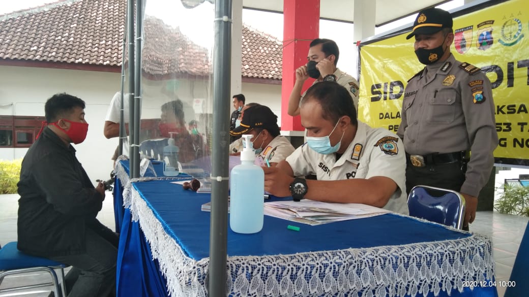 Gugus Tugas Percepatan Penanganan Covid19 Kabupaten Tulungagung menggelar operasi yustisi didepan kantor Kecamatan Ngantru oleh Tiga Pilar, Jum’at (4/12/20) pagi. (foto: noyo) 