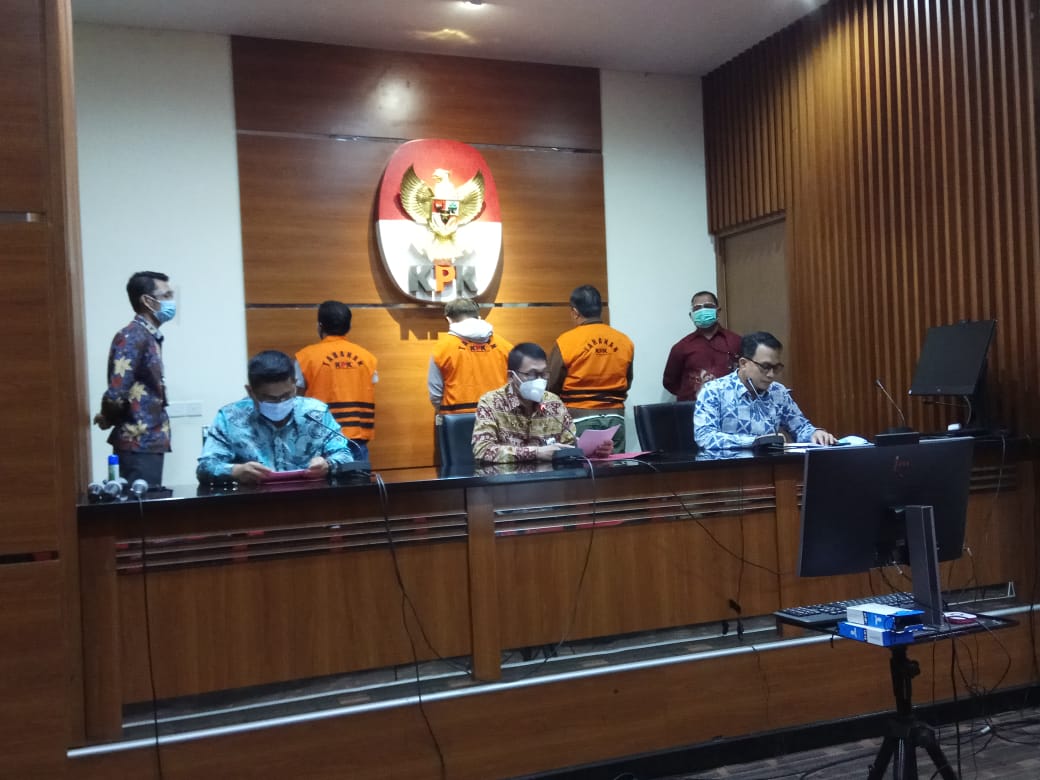 Komisi Pemberantasan Korupsi saat memberikan keterangan di depan awak media di kantor KPK. ( foto: ali ) 