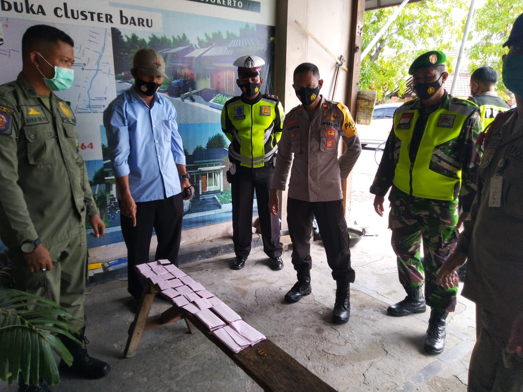 Polres Mojokerto Kota menggelar operasi yustisi penegakan disiplin protokol kesehatan covid-19 . (foto: umam) 