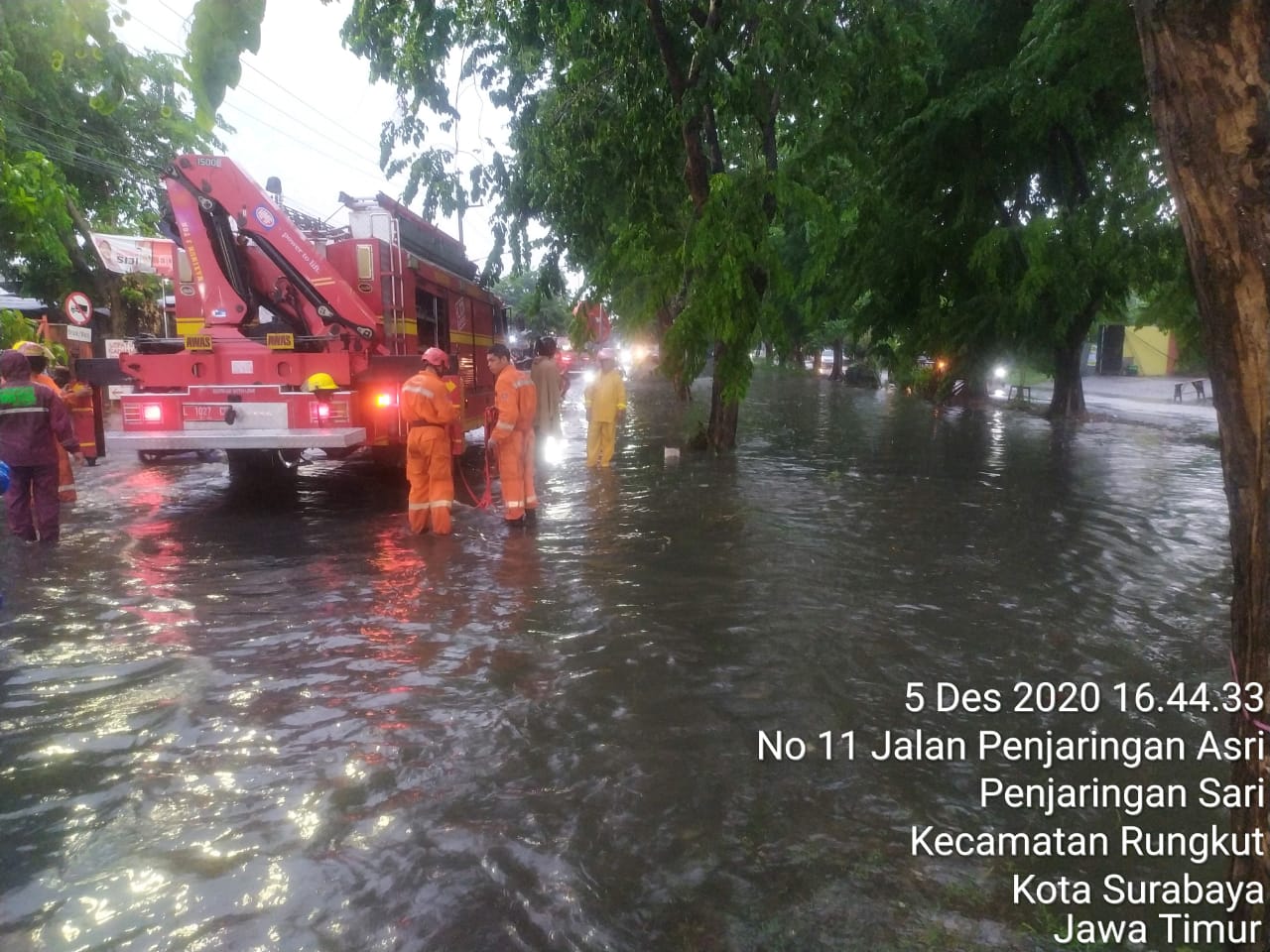 Titik wilayah di Surabaya banjir akibat hujan deras yang mengguyur kota Surabaya, Sabtu (5/12/20). (Foto: julian) 