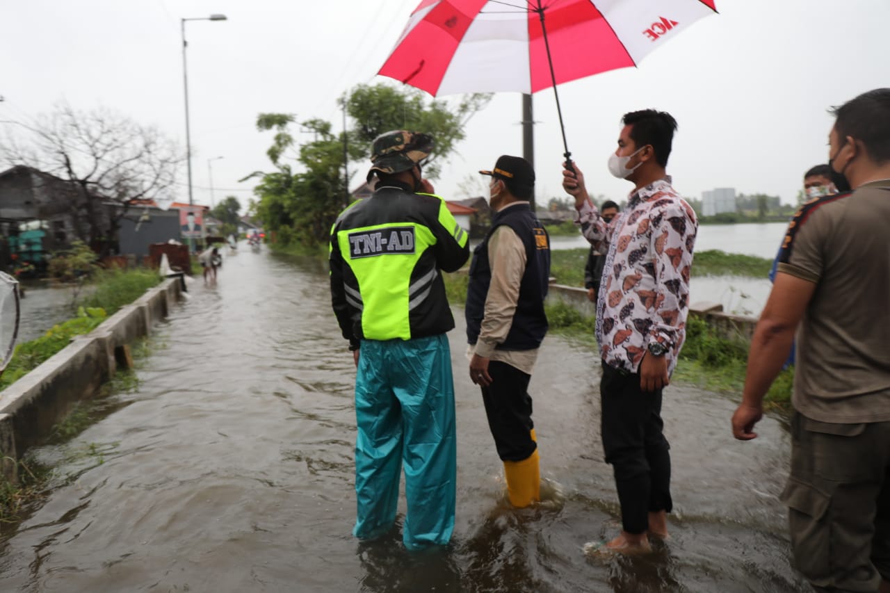 Pj. Bupati Sidoarjo Dr. Hudiyono M.si  saat sidak banjir di dua Desa di Kecamatan Tanggulangin. ( foto: khol/ben) 