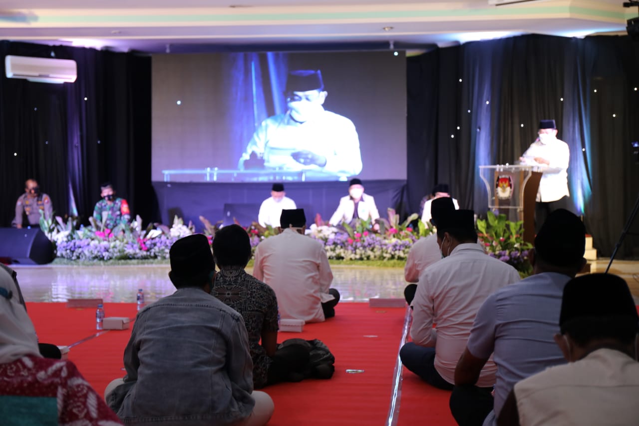 Pj Bupati Hudiyono bersama KPUD gelar do'a bersama untuk Pilkada Sidoarjo lancar dan aman dari Covid-19 di kantor KPUD. (foto: khol/dy) 
