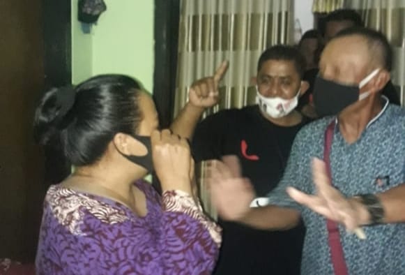Wanita yang diduga politik uang dimintai keterangan oleh panwascam kecamatan Tenggilis. (foto : Redaksi) 