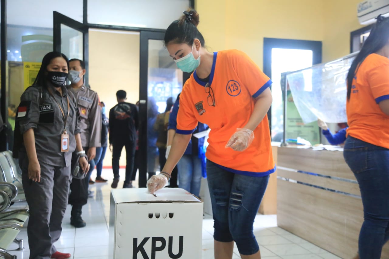 Salah seorang warga binaan Polrestabes Surabaya saat menggunakan hak pilihnya dalam Pilkada Kota Surabaya 9 Desember 2020. ( foto: Lam) 