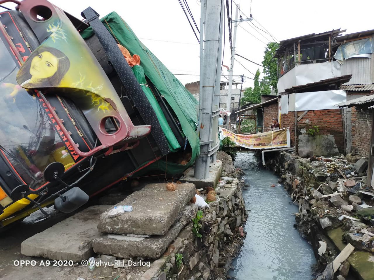 Truck bernopol L 8891 UB yang mengangkut kelapa sawit terguling di Jl. Tegumung Wetan, Kamis (10/12/2020) . (foto: jem) 