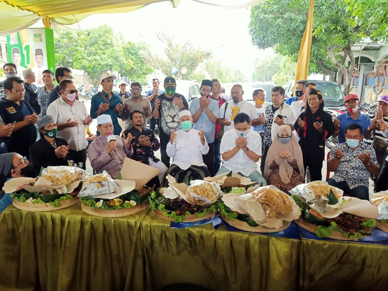 Pasangan BHS dan Taufiq Calon Bupati dan Wakil Bupati Sidoarjo Pilkada 2020 saat syukuran di rumah pemenangan. ( foto :ris /khol) 
