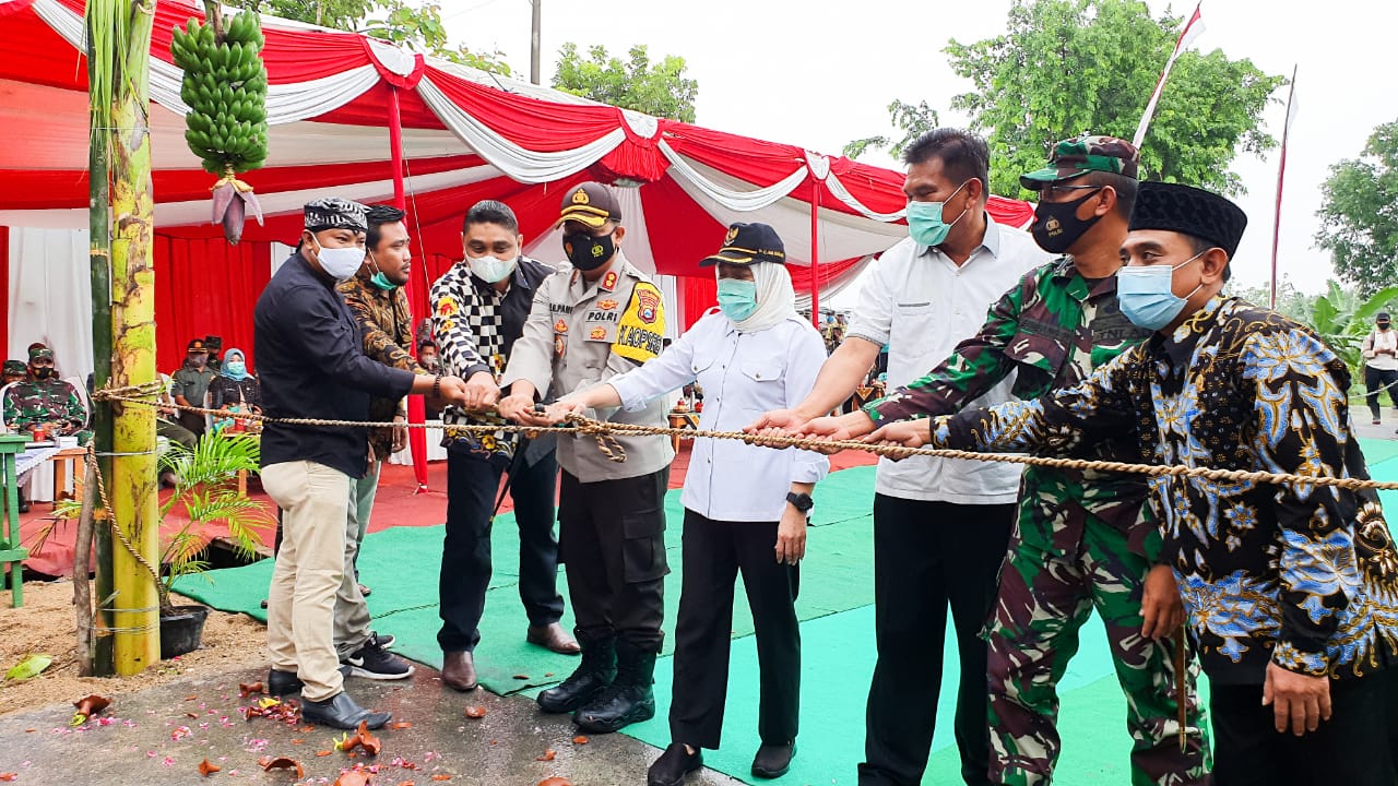 Peresmian jalan oleh Bupati Bojonegoro, Anna Muawannah, sekaligus pemberian nama jalan poros tersebut yakni Jalan Kebangkitan (Barat), Kamis (10/12/2020). ( foto: San) 