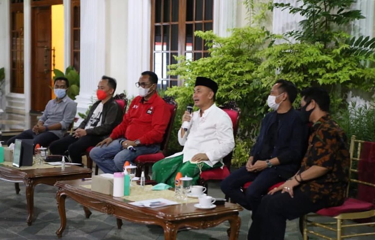 Pasangan calon gubernur dan wakil gubernur nomor urut 02 di Pilkada Kalimantan Tengah 2020, Sugianto Sabran-Eddy Pratowo saat jumpa pers dengan awak media. (foto: handrean) 