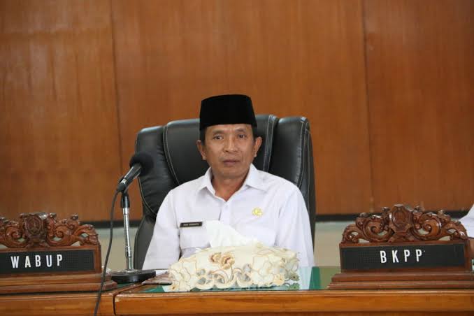 Wakil Bupati Bojonegoro Budi Irawanto saat berada diruang kerja. ( foto: San ) 
