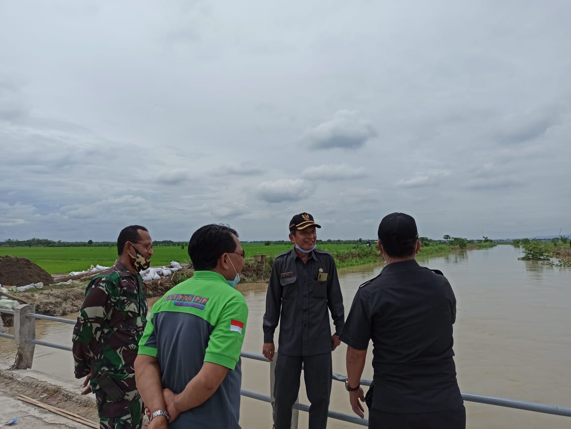 Wakil Bupati didampingi Camat Kanor, Koramil, Polsek dan BPBD Bojonegoro saat sidak di Tanggul Sungai atau Kali Ingas (afvoer) di Kecamatan Kanor. ( foto: San ) 