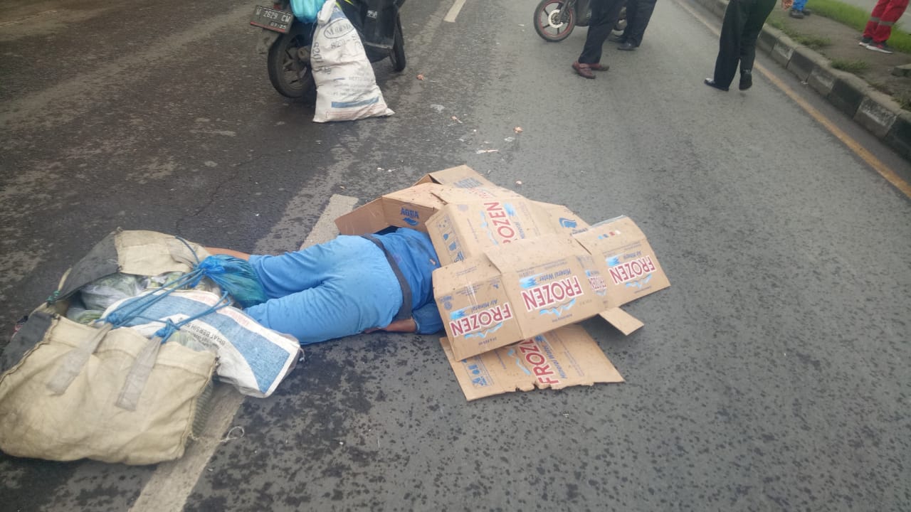Tubuh korban Sugeng (43) tergeletak di Jalan Romokalisari Surabaya. (foto : jem) 
