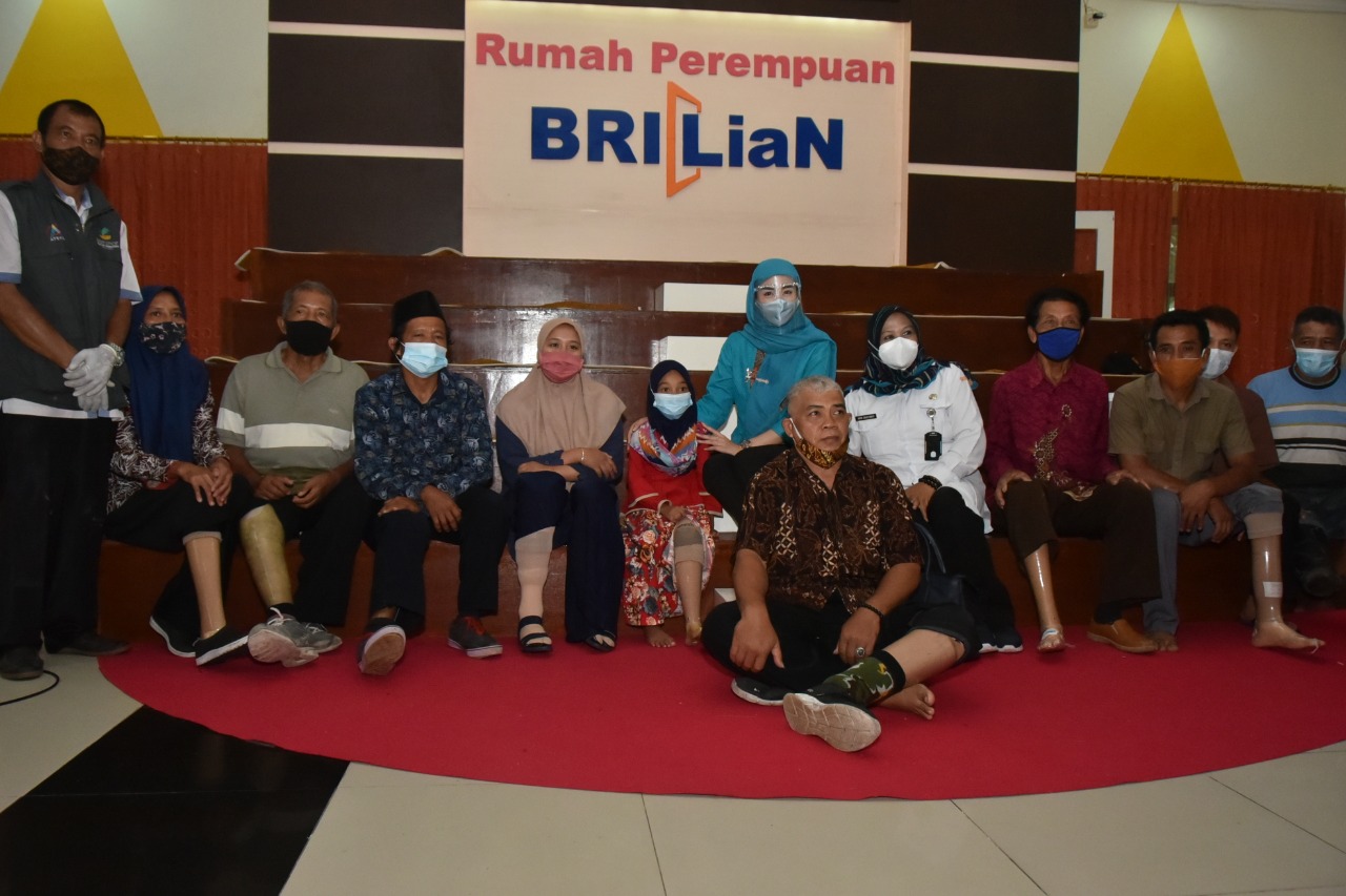 Crew puspa saat berfoto bareng dengan penyandang disabilitas Kabupaten Trenggalek. (foto: j/g) 