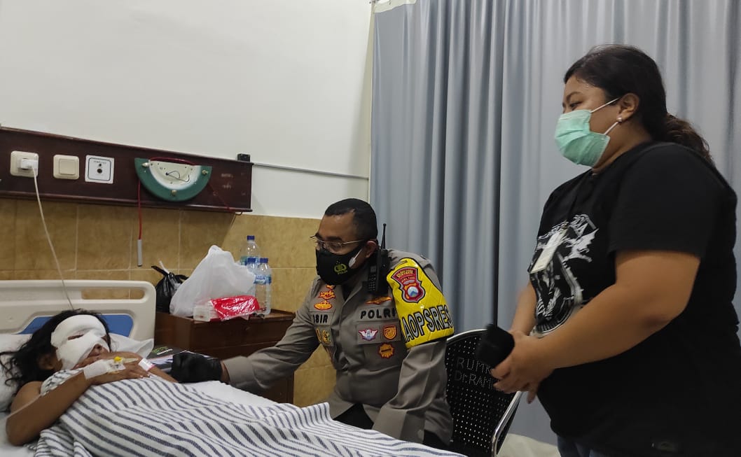 Kolorestabes Surabaya, Kombes Pol Jhonny Edison Isir menjenguk anak korban jambret di RSAL Surabaya