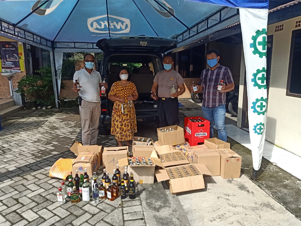  Polsek Benowo saat merazia 19 dus miras di warung berkedok jual soto (Istimewa)