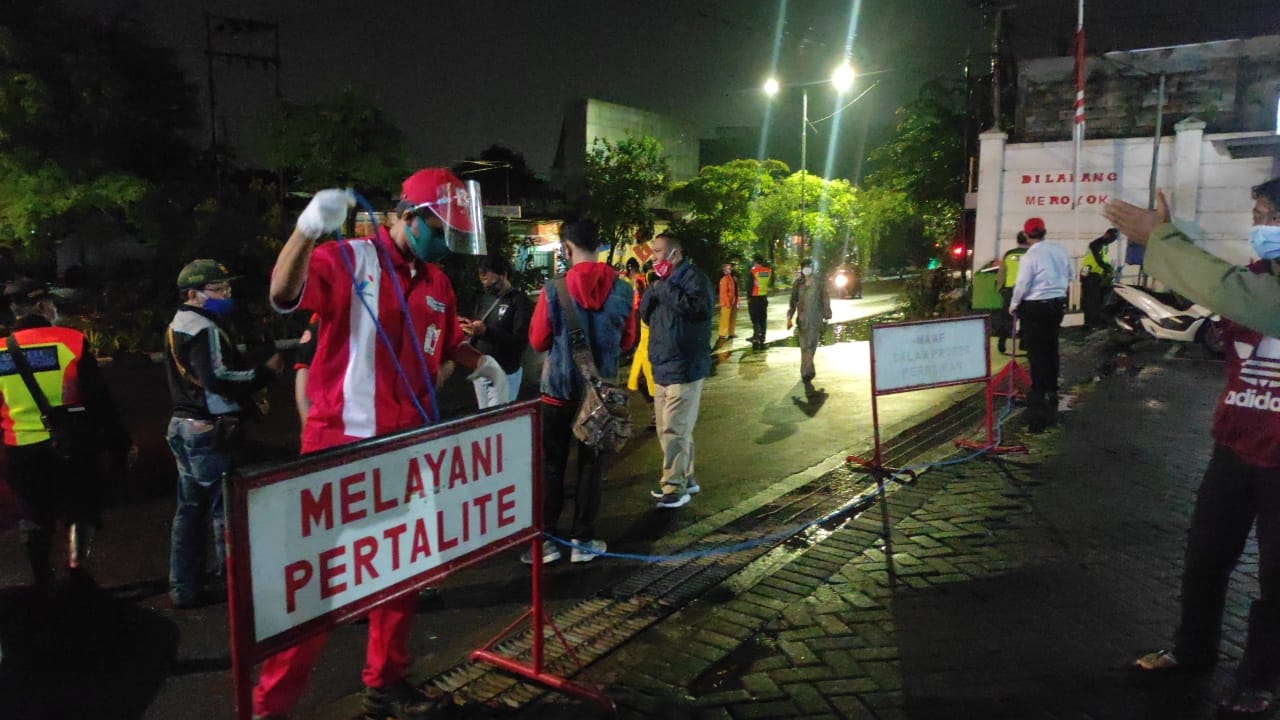 Petugas 3 Pilar saat menertibkan pom bensin di Surabaya yang masih tetap beroperasi di malam tahun baru saat pandemi Covid-19