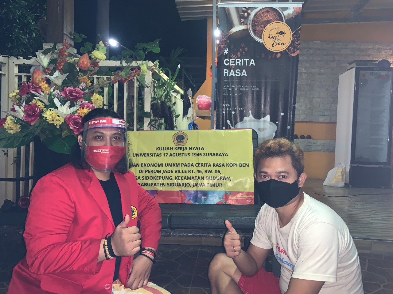 Mahasiswa UNTAG Surabaya, Satria ketika memberikan edukasi berupa pengelolaan pendapatan dari usaha coffee shop milik Mas Adib saat KKN Mandiri. | BACASAJA/Arry.