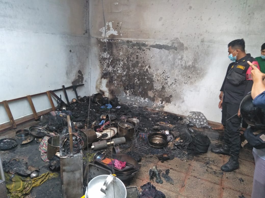 Peralatan dapur yang terbakar di lantai 2 rumah yang digunakan untuk usaja reseller frozen food 