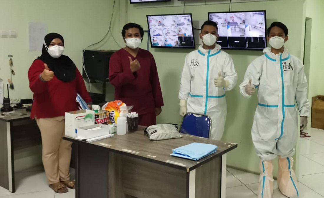 Para tenaga kesehatan yang ada di Pondok Rehabilitasi Covid-19 di Gelora Joko Samudero Gresik.