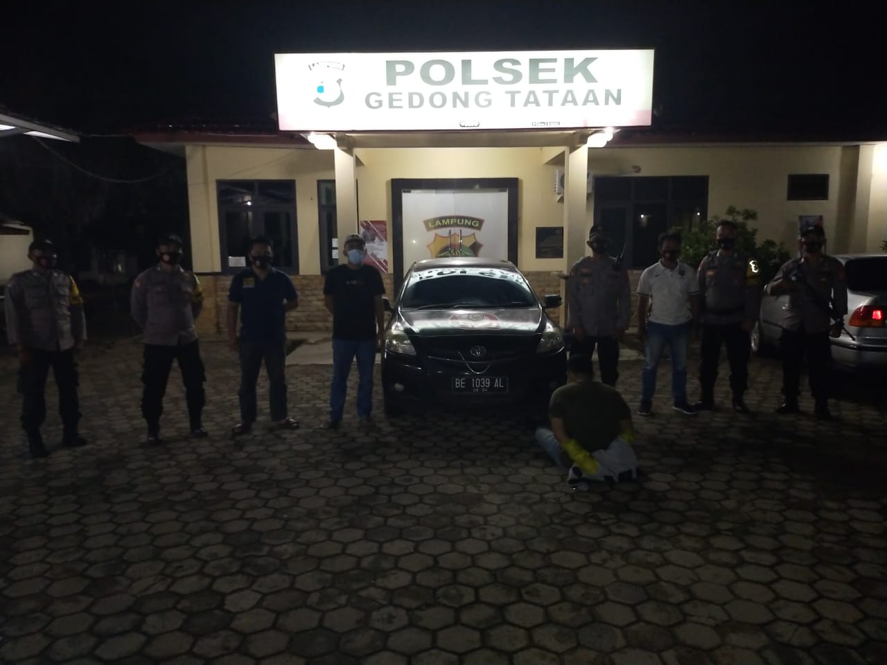 Pelaku dan barang bukti taksi online yang diamankan polisi. 