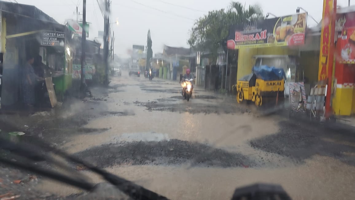 Kondisi jalan rusak berat di Desa Kwangsan, Kecamatan Sedati, Sidoarjo.