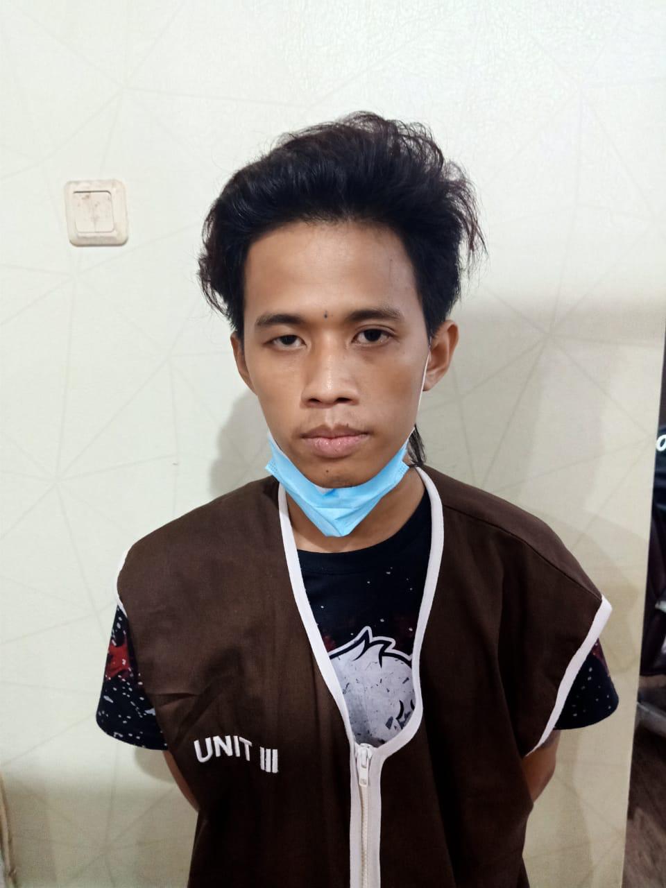 Dwi Agung Prayoga, Pelaku kepemilikan narkotika jenis sabu saat diamankan Polrestabes Surabaya.