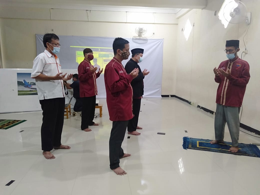 Tenaga Pendidik SMP Muhammadiyah 7 Surabaya Shalat Gaib