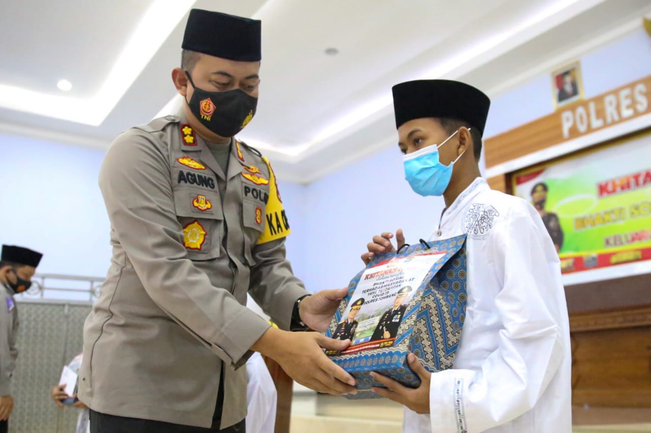 Kapolres Jombang saat memberikan bingkisan kepada salah satu peserta khitan masal.