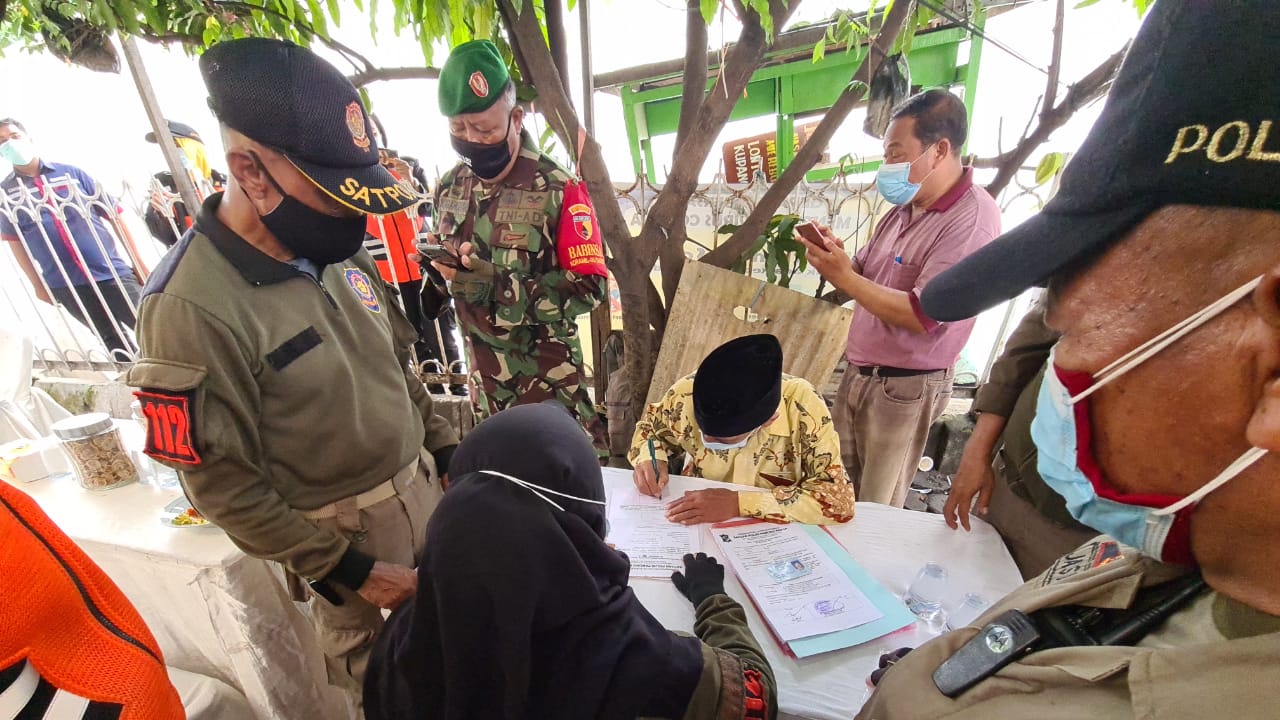 Petugas gabungan saat melakukan penindakan protokol kesehatan di Kawasan Ngagel Rejo Surabaya beberapa waktu lalu