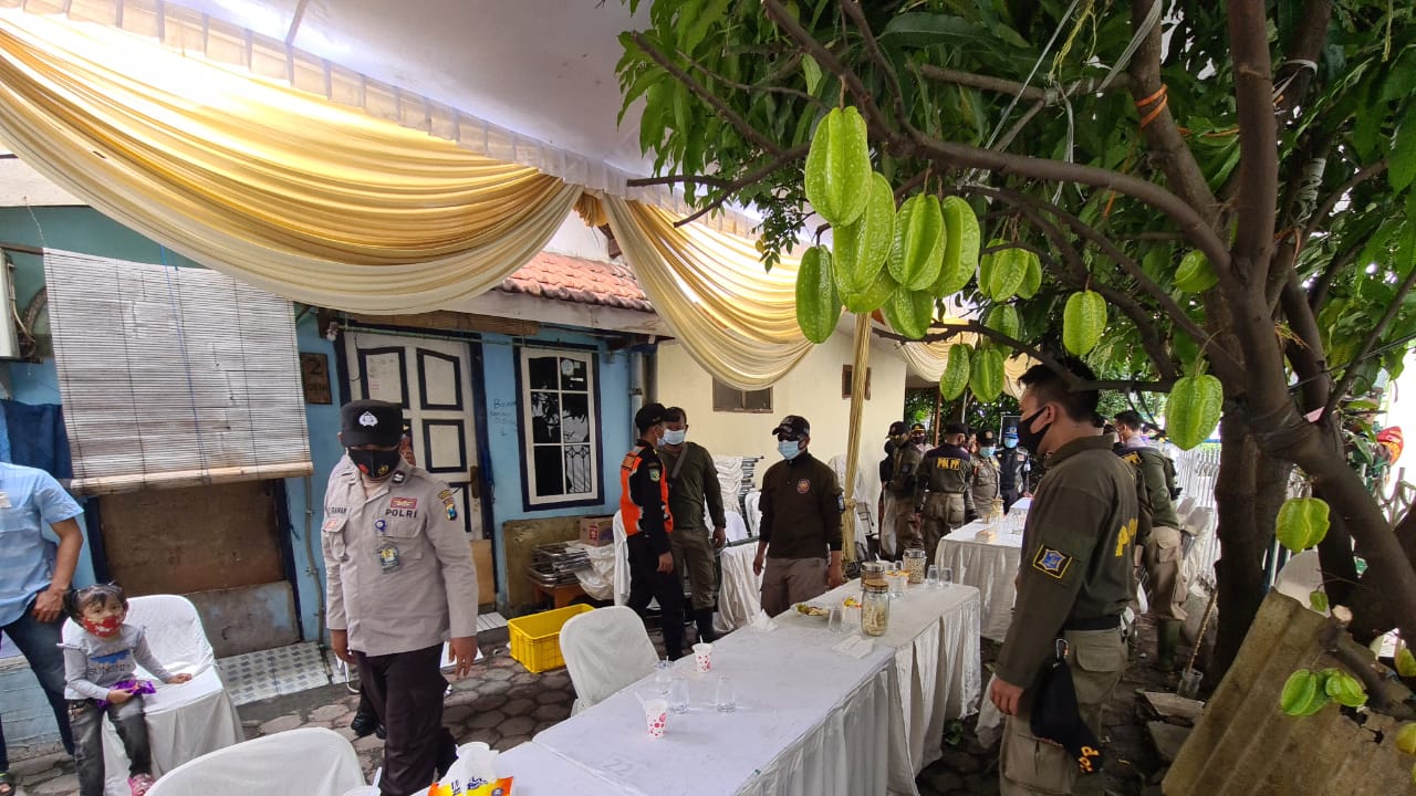 Petugas gabungan bubarkan hajatan pernikahan di Ngagel Rejo, Surabaya, Selasa (12/1/2021).