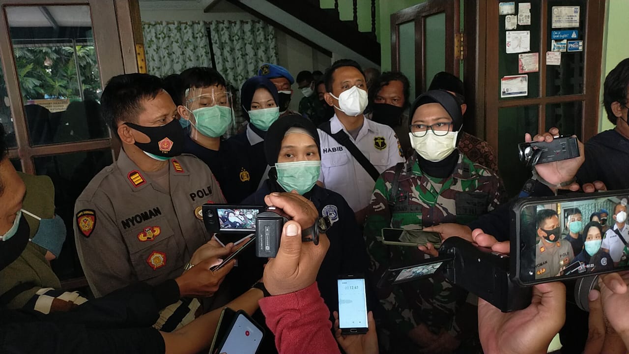 Keluarga korban pesawat Sriwijaya Air saat di datangi DVI Polda Jatim