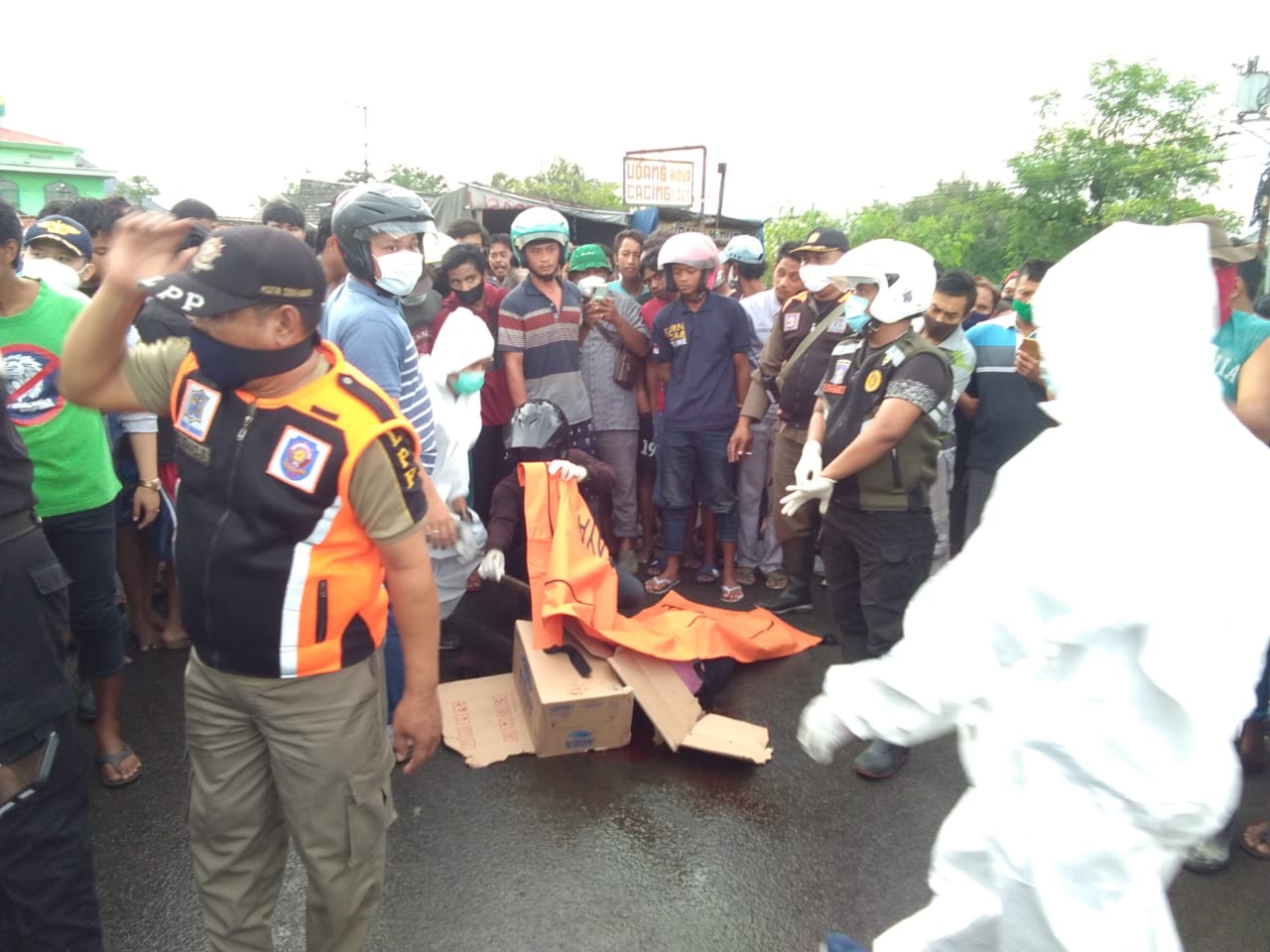 Petugas saat mengevakuasi korban kecelakaan di Jalan Kalianak Surabaya. | (Istimewa)