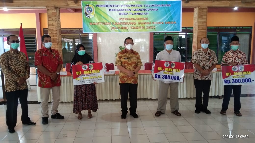 Pemberian bantuan langsung tunai (BLT) yang bersumber dari DD. Penyerahan dilakukan secara simbolis oleh Bupati Tulungagung, Maryoto Birowo, Jum’at (15/1/21).