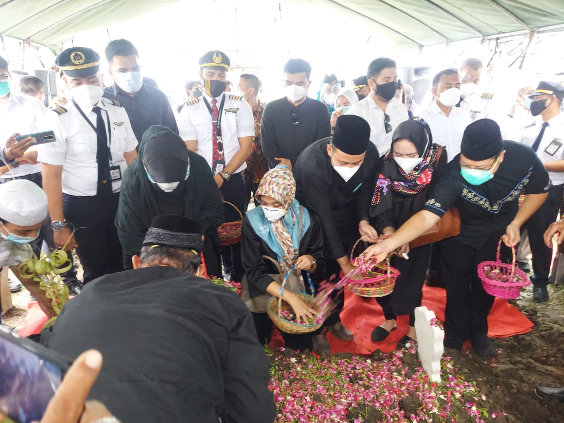 Prosesi pemakaman korban jatuhnya pesawat Sriwijaya Air SJ 182 Asal Surabaya di TPU Keputih Sukolilo, Surabaya, Jumat (15/1/2021).
