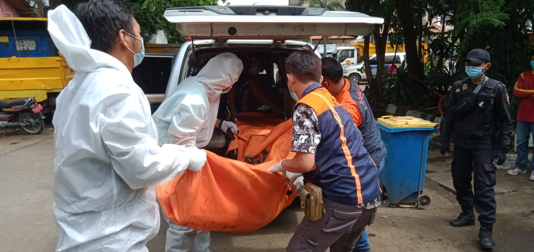 Proses evakuasi pria paruh baya, bernama Agus Pribadi (58) di temukan tewas di dalam selokan
