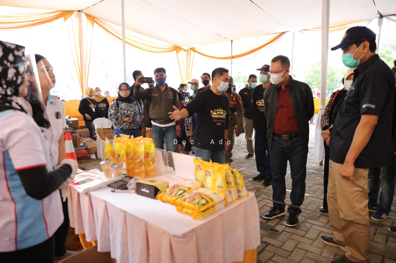 Fahrizal Darminto, Sekretaris Daerah Pemprov Lampung meninjau pasar murah, Minggu (17/1/2021).