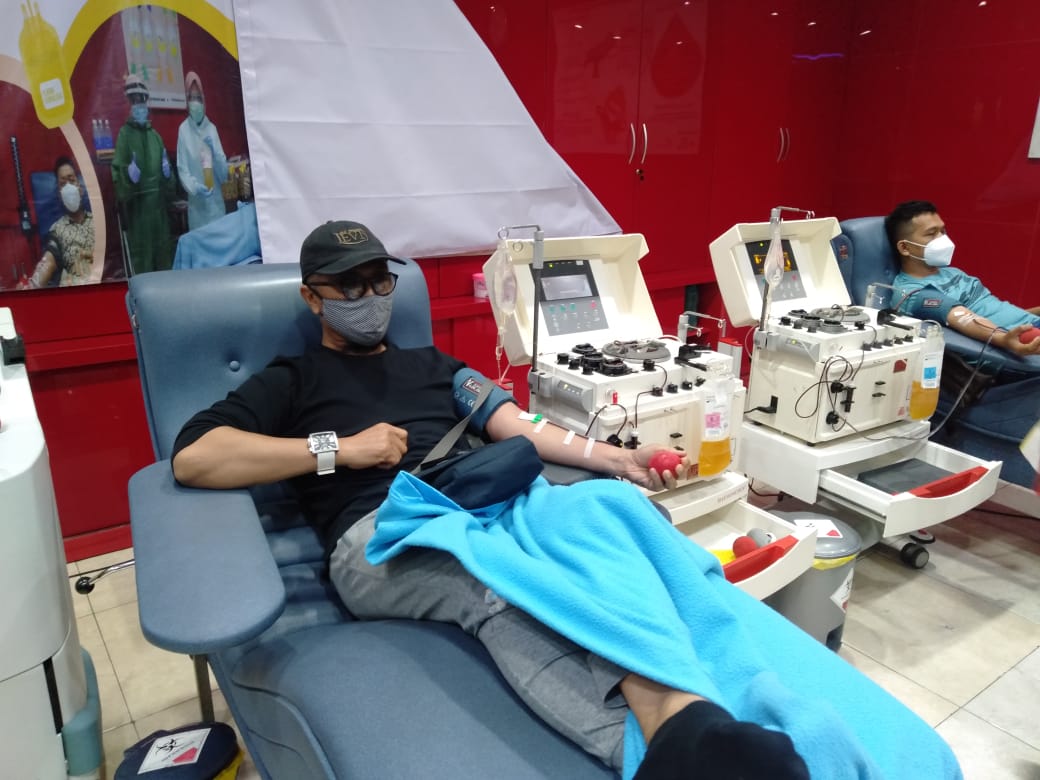 Bambang Ariyadi, mantan pasien Covid - 19 saat mendonorkan plasma konvalensen di PMI Surabaya.