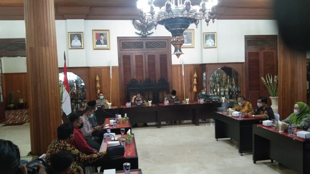 Suasana audiensi antara mahasiswa, PKL dan pengusaha warung kopi dan kuliner bersama Satuan Tugas Penanganan Covid-19 di Pendopo Kabupaten Tulungagung, Selasa (19/1/2021).