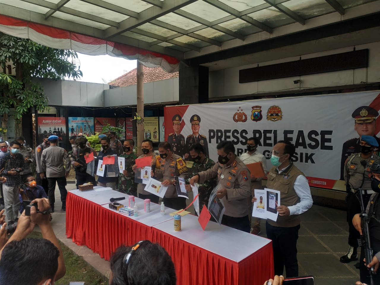 Polisi menunjukan barang bukti saat pers rilis. 