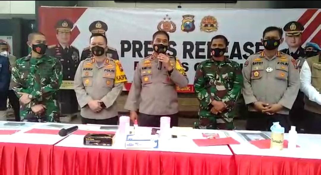 Petugas gabungan saat menerangkan kronologis perkara.