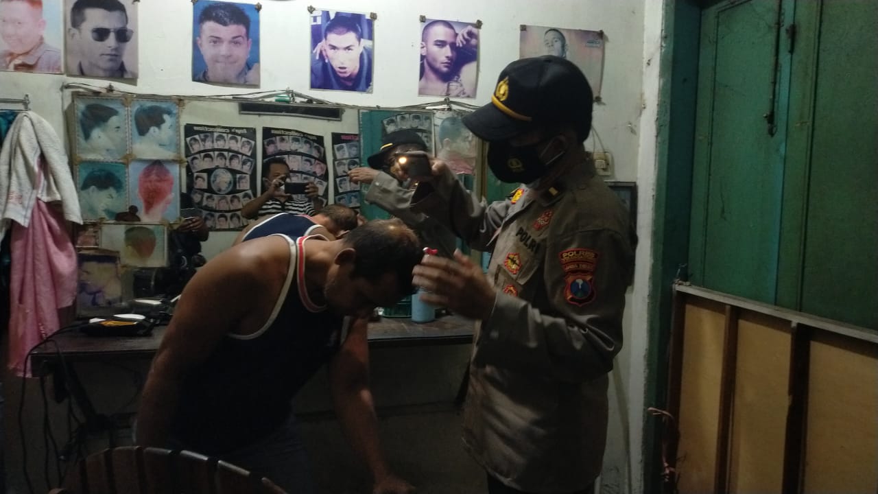 Korban saat diperiksa seorang polisi.