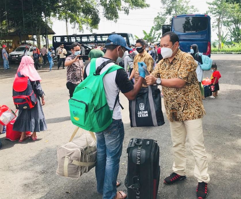 Warga asal Jatim yang terdampak bencana di Sulbar tiba di Bandara Abdurrahman Saleh, Malang.