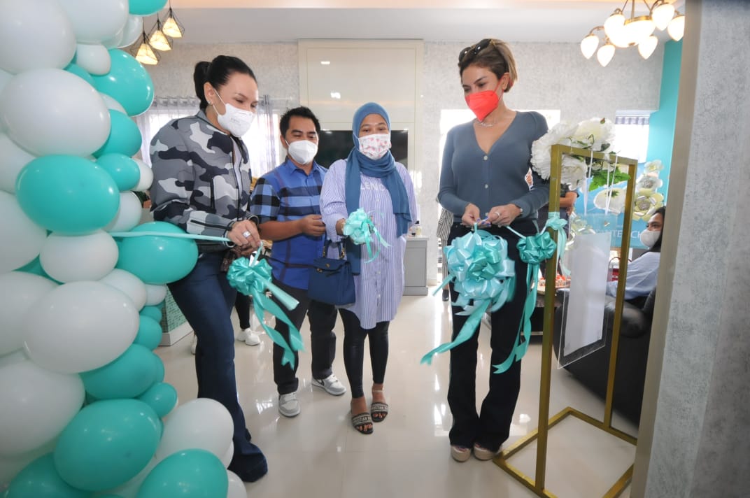 Peresmian Beauty House Head To Toe Surabaya oleh Fitri Salhuteru, Nikita Mirzani, dan Andina, di kawasan Surabaya Barat.