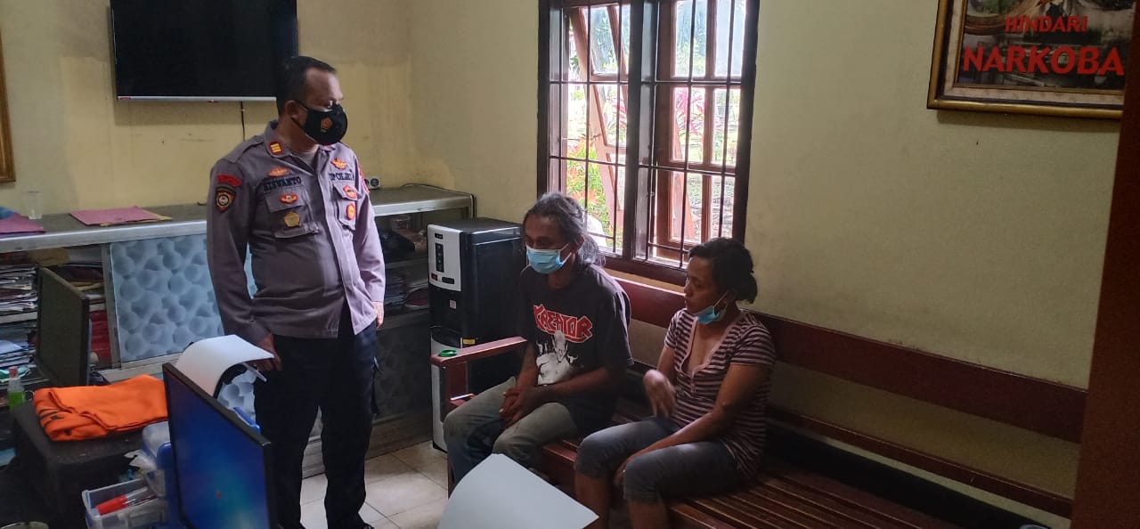 Tersangka pencurian kendaraan bermotor pasangan kekasih pengamen saat diinterogasi polisi.