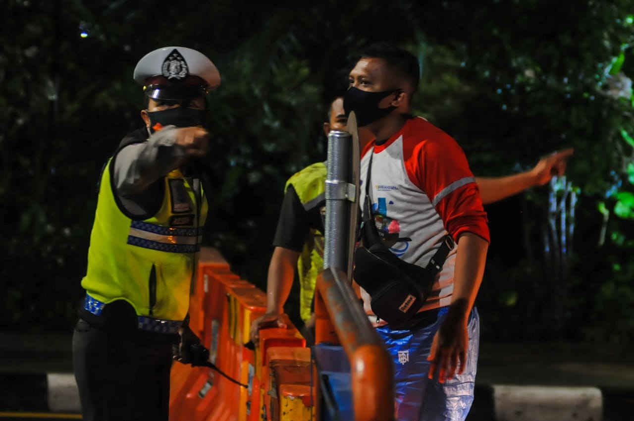 Salah seorang pengguna Jalan Darmo sedang diarahkan petugas untuk mengambil jalan lain.