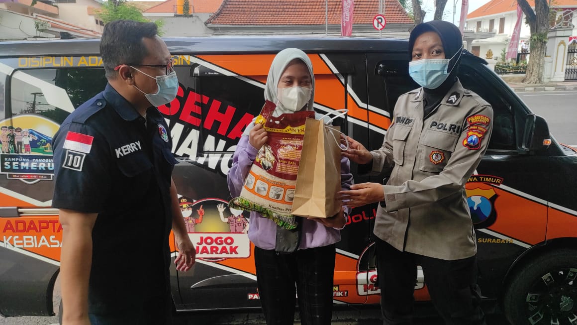 Mahasiswi asal Surabaya, Fitri, kaget saat mendapatkan hadiah dari mobil senyum Satresnarkoba Polrestabes Surabaya