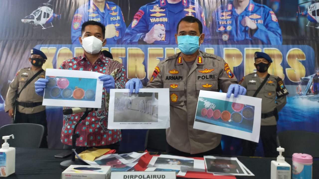 Dirpolair Polda Jawa Timur, Kombes Pol Arnapi (kanan) saat menunjukkan barang bukti