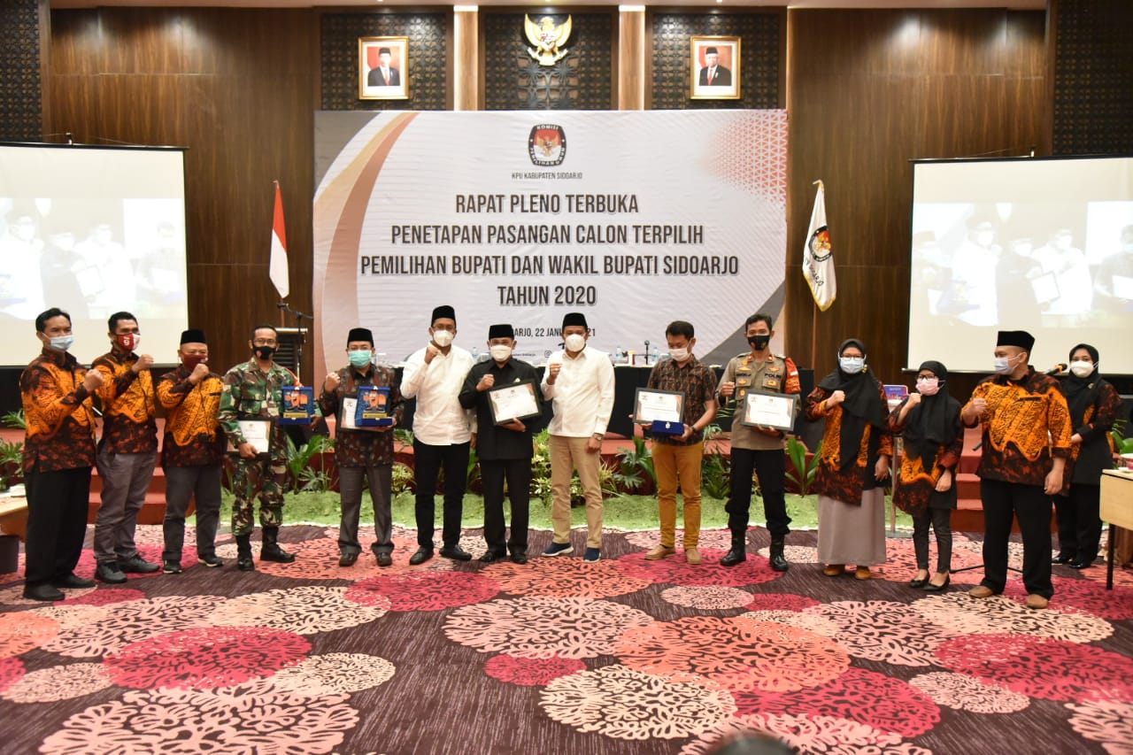  Berpose bersama usai penetapan Paslon bupati Sidoarjo terpilih Gus bupati Muhdlor Ali - Subandi dengan Forkopimda di Fave Hotel.